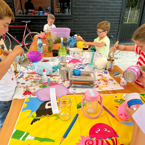 Kinderen aan een knutseltafel